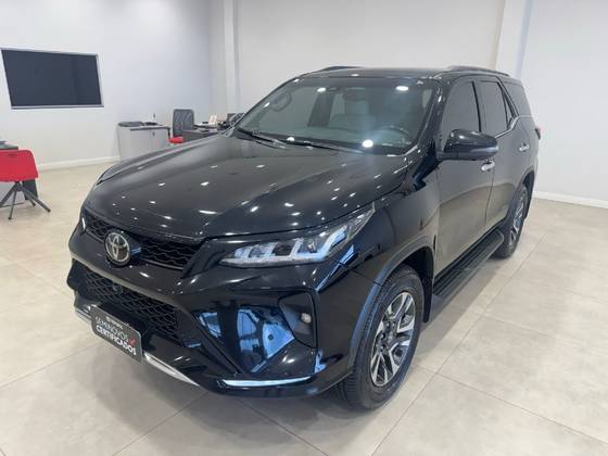 TOYOTA HILUX SW4 2.8 D-4D TURBO DIESEL DIAMOND 7L 4X4 AUTOMÁTICO